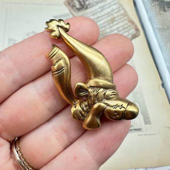 Vintage Disney Sleeping Napping Tigger Brooch Pin - Picture 2 of 3